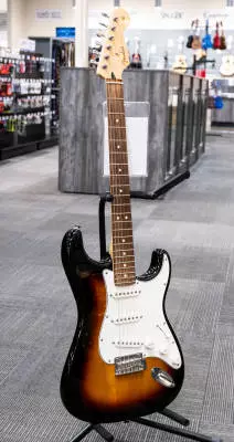 Fender - Player Stratocaster Pau Ferro - 3 Tone Sunburst 2